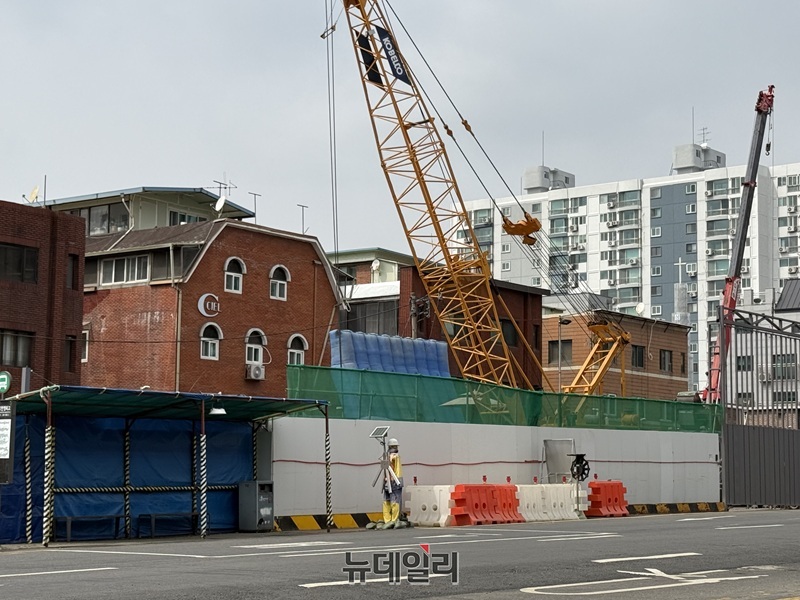 ▲ 3월 24일 발생한 서울 강동구 명일동 싱크홀 사고 현장 인근에서 지하철 9호선 4단계 연장 공사가 진행 중이다. ⓒ정혜영 기자