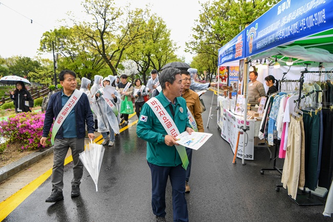 ▲ 양구군은 축제장 내 물가 종합상황실, 바가지요금 신고센터를 운영하는 등 '먹거리 요금 상시 모니터링단'을 통해 바가지요금 근절에 총력을 기울였다. ⓒ양구군