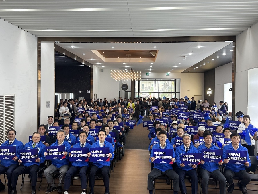 ▲ 3일 제주시갑정당선거사무소에서 열린 더불어민주당 제주특별자치도당의 제21대 대통령선거 제주도당선거대책위원회 출범식에 참여한 참석자들이 구호를 외치고 있다. ⓒ더불어민주당 제주특별자치도당 제공