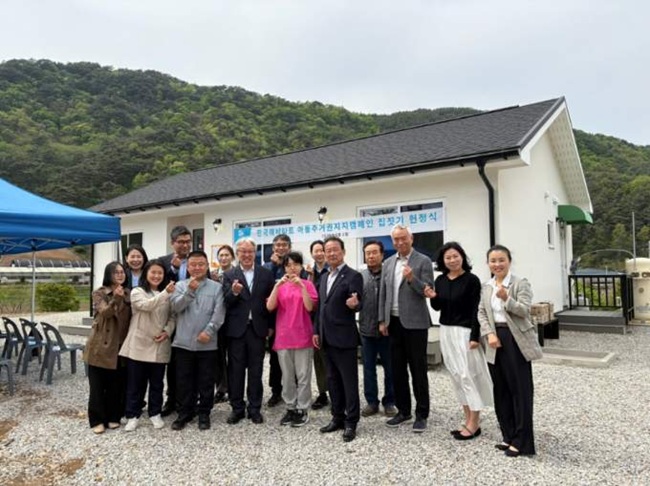 ▲ 한국해비타트가 2일 인제군 남면 일원에서 주거 취약아동 가정에 새 보금자리를 전달하는 '헌정식'을 개최했다. 주택 1채(24평)를 취약아동 가구에 전달한 이날 행사에는 최종훈 인제부군수, 이춘만 인제군의회 의장, 김춘미 체육청소년과장, 한국해비타트 관계자, 후원 기업, 입주가정 등 18명이 참석했다. ⓒ인제군