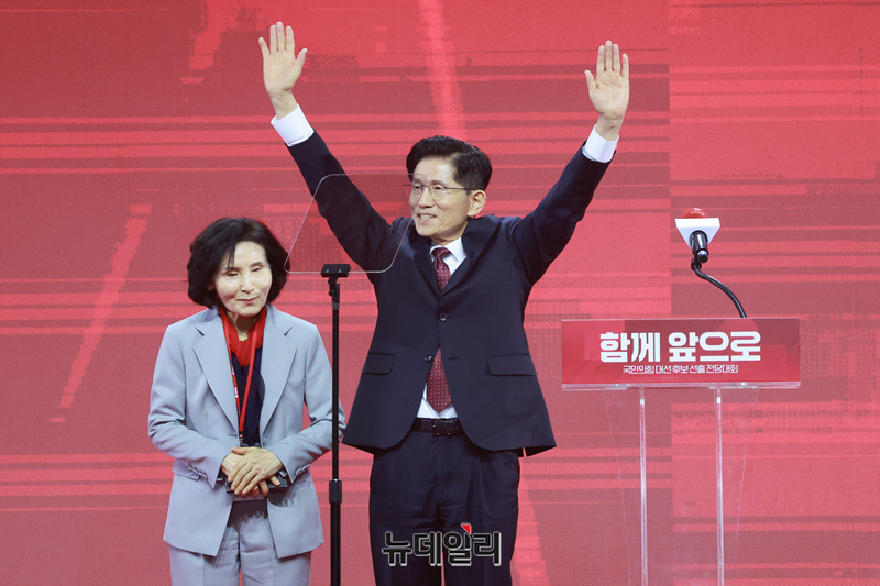 ▲ 국민의힘 시도지사협의회가 김문수 후보와 한덕수 후보 간 즉각적인 단일화를 요구하며, “당장 만나 결단하라”고 강도 높게 촉구했다. 사진은 국민의힘 대선 후보로 선출된 김문수 후보가 지난 3일 경기 고양시 일산 킨텍스에서 열린 국민이힘 제21대 대통령선거 후보자 선출을 위한 전당대회에서 수락연설을 중 부인 설난영 여사와 함께 인사하고 있다.ⓒ경기 고양=이종현 기자