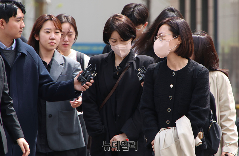 ▲ '음주운전 및 불법 숙밥업' 혐의 1심 선고 공판에서 벌금 1500만 원을 선고받은 문재인 전 대통령의 딸 문다혜 씨가 17일 오전 서울서부지방법원을 나서고 있다. 2025.04.17. ⓒ서성진 기자