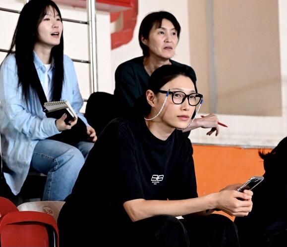 ▲ 김연경이 흥국생명 어드바이저로 외국인 트라이아웃에 참가한 선수들을 지켜보고 있다.ⓒKOVO 제공