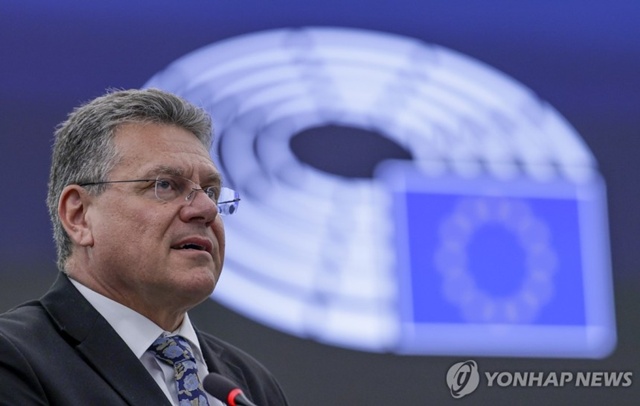 ▲ 마로시 셰프초비치 EU 무역·경제안보 담당 집행위원이 프랑스 스트라스부르에서 열린 유럽의회 본회의에서 발언하고 있다. 250506 EPA=연합뉴스. ⓒ연합뉴스