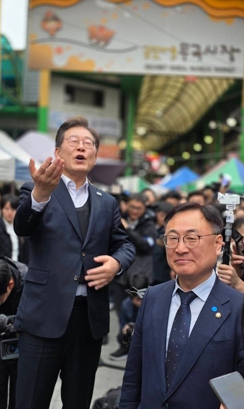 ▲ 이재명 더불어민주당 대선 후보가 골목경청투어의 일정으로 지난 5일 충북 음성 무극시장 앞에서 즉석연설하고 있다. 이 후보는 진천에 이어 음성, 증평, 보은, 옥천지역을 순회했다.ⓒ이광희 의원 페스이스북 캡처