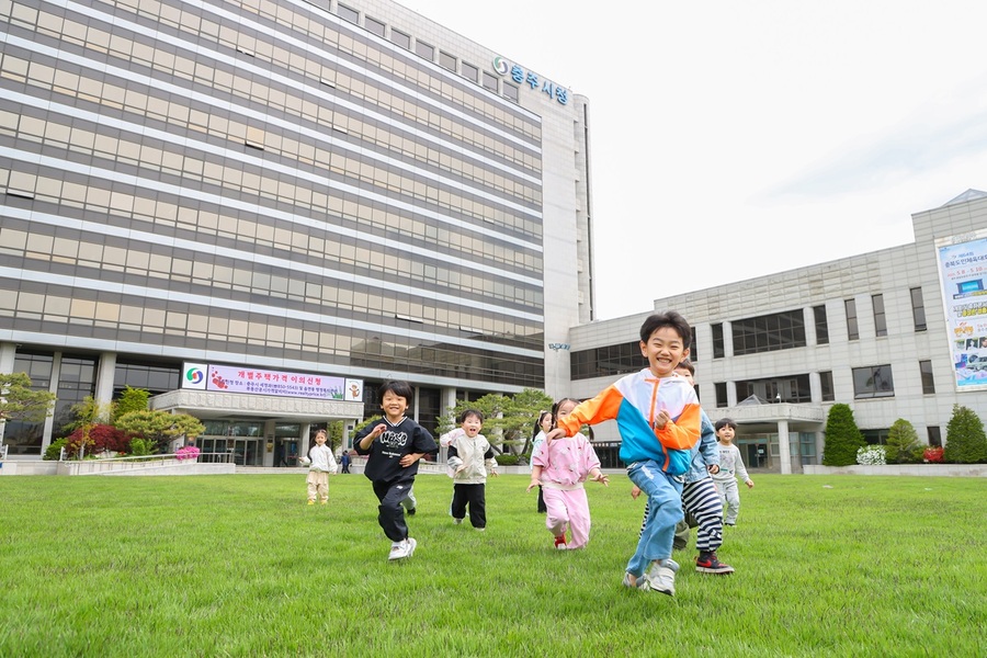▲ 충주시청 잔디광장.ⓒ충주시