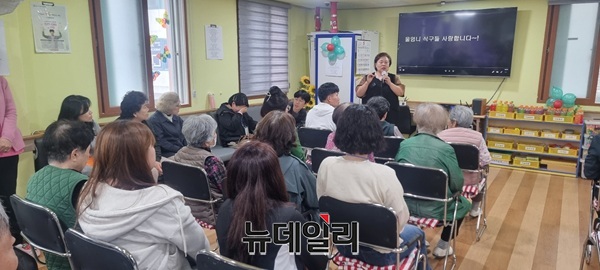 ▲ 차경순 센터장이  어르신들이 집에 가셔서 투덜대시더라도, 따뜻한 격려 한마디와 함께 한 걸음이라도 더 걸으시게 해주시길 바란다고 당부하고 있다.ⓒ김경태 기자