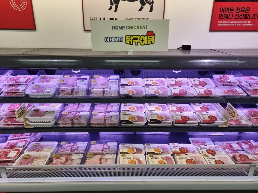 ▲ 이마트 용산점 '닭구이닭' 매대ⓒ이마트