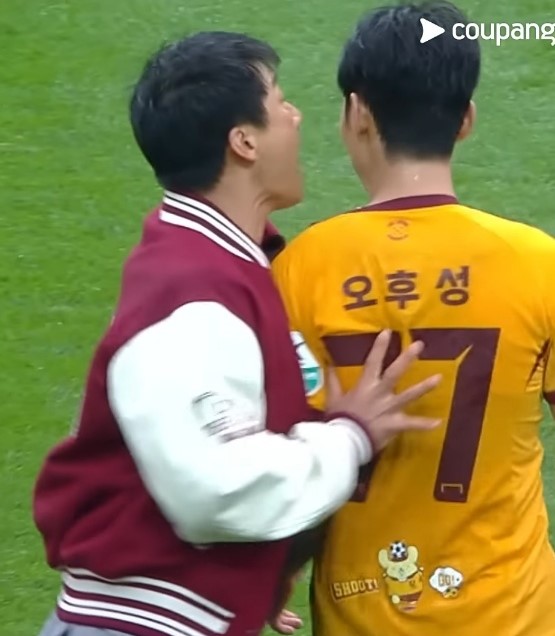 ▲ 이정효 광주 감독이 광주 오후성에게 소리를 지르고 밀치는 등 공개적으로 강한 질책을 했다.ⓒ쿠팡플레이 중계화면 캡처