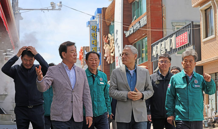 ▲ 유인촌 문체부 장관이 지난 4월 23일 산불 피해 지역인 경북 영덕을 찾아 대표 관광지인 대게거리에서 관계자와 상점을 살펴보고 있다.ⓒ문화체육관광부