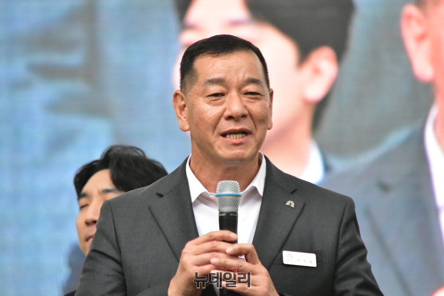 ▲ 최원철 충남 공주시장이 지난 3일 공주 석장리박물관에서 열린 ‘제17회 공주 석장리 구석기 축제’에서 축사를 하고 있다.ⓒ이길표 기자