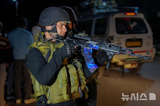 ▲ 인도령 카슈미르 파할감에서 무장 괴한들이 관광객들에게 무차별 총격을 가한 사건 후 인도 경찰이 주변을 경계하고 있다. 250422 AP/뉴시스. ⓒ뉴시스