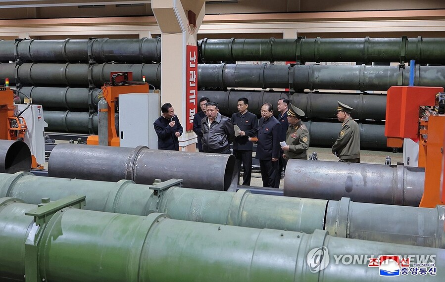 ▲ 북한 김정은이 제2경제위원회 산하 중요 군수기업소를 현지지도하면서 포탄 생산과 기계공업부문 운영 상황을 살피고 