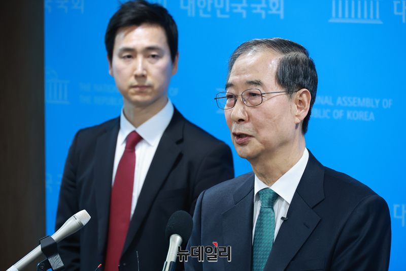 ▲ 한덕수 전 국무총리가 2일 오전 국회 소통관에서 제21대 대통령선거 출마 선언을 마치고 기자들의 질문에 답하고 있다. ⓒ이종현 기자