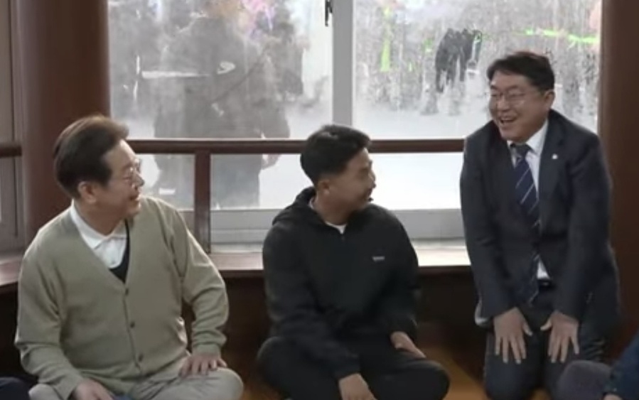 ▲ 이재명 더불어민주당 대통령 후보(왼쪽)가 6일 전북 장수군 오옥마을을 찾아 간담회를 진행하는 모습. 박희승 민주당 의원(오른쪽)이 무릎을 꿇고 있다. ⓒ델리민주 캡처