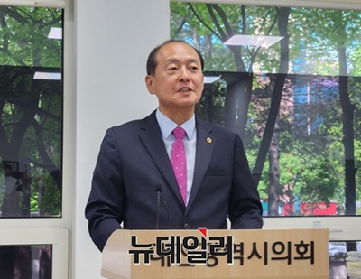 ▲ 박종선 의원이 7일 대전시의회에서 기자회견을 갖조 김문수 국민의힘 후보와 무소속 한덕수 후보의 단일화 논의에 강하게 반발하며 탈당을 선언했다.ⓒ김경태 기자
