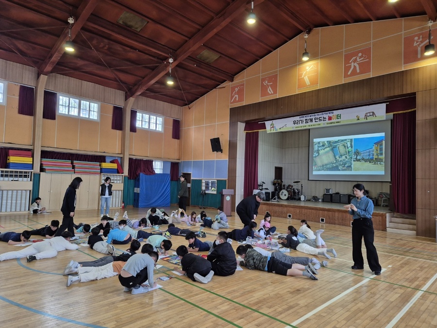▲ 제주 도리초등학교 4학년 학생들이‘참여형 놀이시설 학생 참여형 설계 활동’에 임하고 있다. ⓒ제주특별자치도교육청 제공