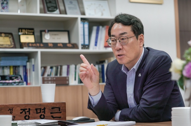 ▲ 투자유치에 대해 설명하는 정명근 시장ⓒ정일형 기자