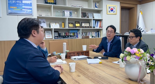 ▲ 뉴데일리와 인터뷰를 하고 있는 정명근 시장 ⓒ정일형 기자
