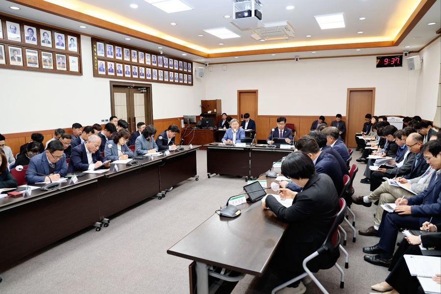 ▲ 7일 제주시 주요 공직자들이 현안사업에 관한 간부 회의에 임하고 있다. ⓒ제주시 제공