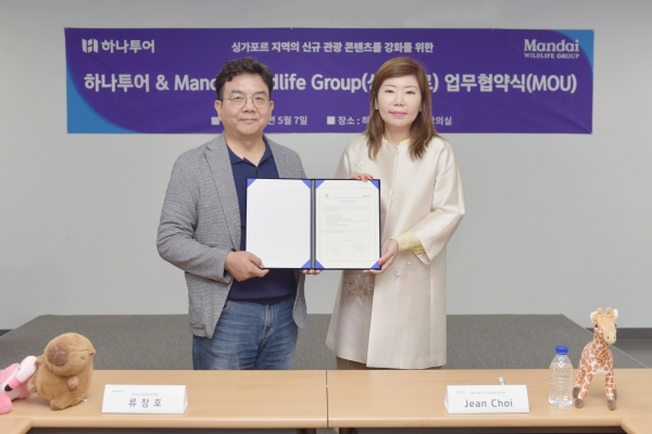 ▲ 하나투어 류창호 공급본부장(왼쪽)과 만다이 와일드라이프 그룹 진 초이 최고 영업 및 마케팅 책임자(오른쪽)가 7일 하나투어 본사에서 업무협약을 체결한 후 기념 촬영을 하고 있다.ⓒ하나투어