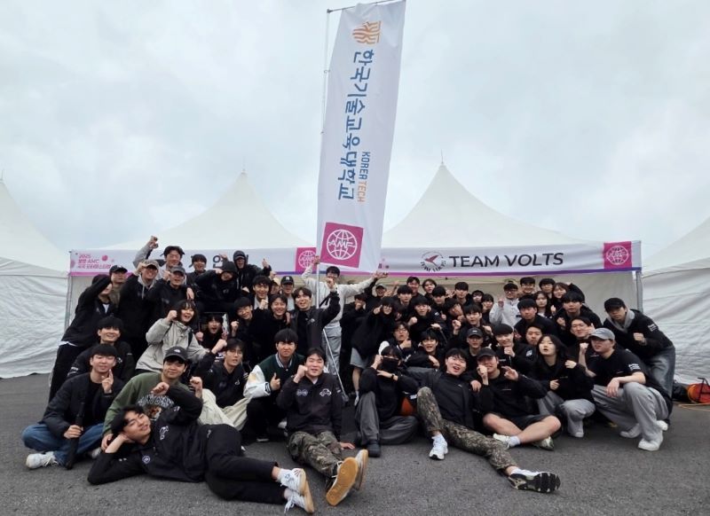 ▲ '2025 보령·AMC 국제 모터페스티벌' 짐카나 경기 대학생 자작차 부문에서 1위와 2위를 수상한 한국기술교육대학교 자동차동아리 ‘자.연.인’과 ‘볼츠’ 학생들.ⓒ한기대