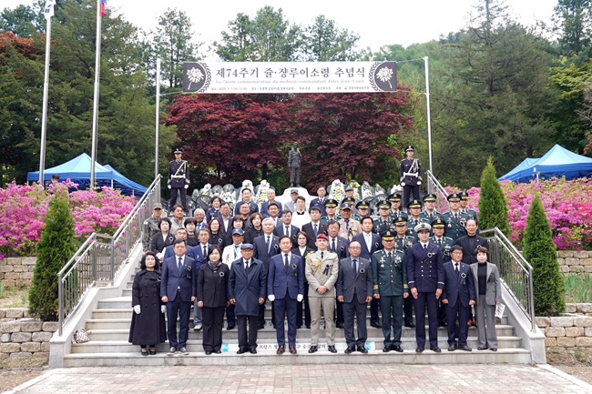 ▲ 홍천군과 홍천문화원이 7일 오전 두촌면 장남리 쥴·장루이 공원에서 '제74주기 쥴·장루이 소령 추념식'을 개최했다. 추념식에는 신영재 홍천군수, 박영록 홍천군의장, 이영욱, 홍성기 도의원, 주한 프랑스 국방무관 프레데릭 에토리 대령, 박주선 홍천문화원장, 송경석 13기계화보병여단장을 비롯해 관내 기관 단체장 등 100여 명이 참석했다. 쥴·장루이 소령은 1951년 5월 8일 두촌면 장남리에서 지뢰밭에 고립된 한국군을 구출하고 돌아오다 적군의 지뢰를 밟아 34세의 젊은 나이에 장렬히 산화했다. 이에 홍천군은 1986년 한·불 수교 100주년이 되던 해에 쥴·장루이 소령 산화 제35주기를 맞아 전사지인 두촌면 장남리에 동상을 건립했고 소령의 인도주의 정신과 희생정신을 기리기 위해 매년 5월 7일 추념식을 개최하고 있다. ⓒ홍천군