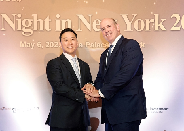 ▲ 지난 6일(현지시간) 한국투자증권이 미국 뉴욕에서 개최한 글로벌IR 행사 'KIS Night in New York 2025'에서 김성환 사장(왼쪽)과 하비 슈워츠(Harvey M. Schwartz) 칼라일그룹 CEO(오른쪽)가 기념촬영을 하고 있다. 한국투자증권 제공