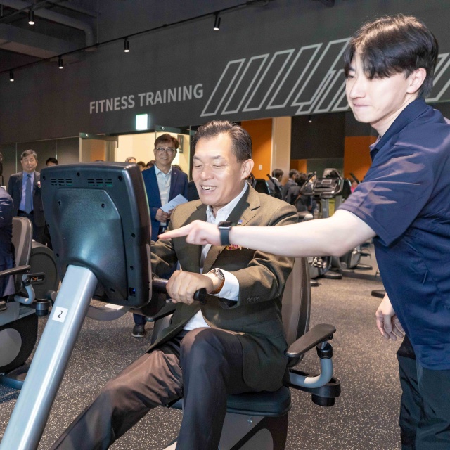 ▲ 이재준 시장이 수원 망포복합체육센터에서 운동 기구를 체험 하고 있다. ⓒ수원시 제공