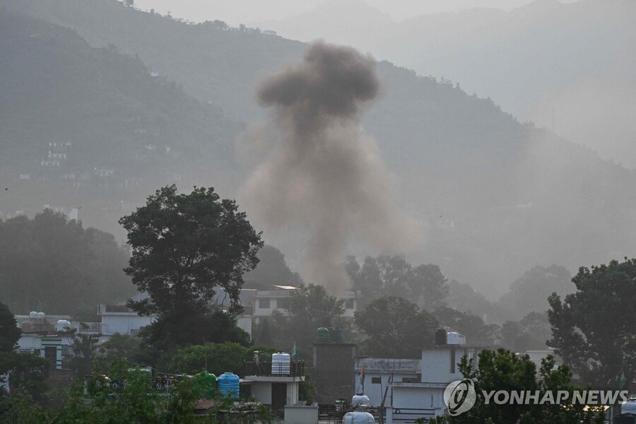 ▲ 카슈미르 푼치 지역에서 연기가 피어오르는 모습. ⓒ연합뉴스 제공.