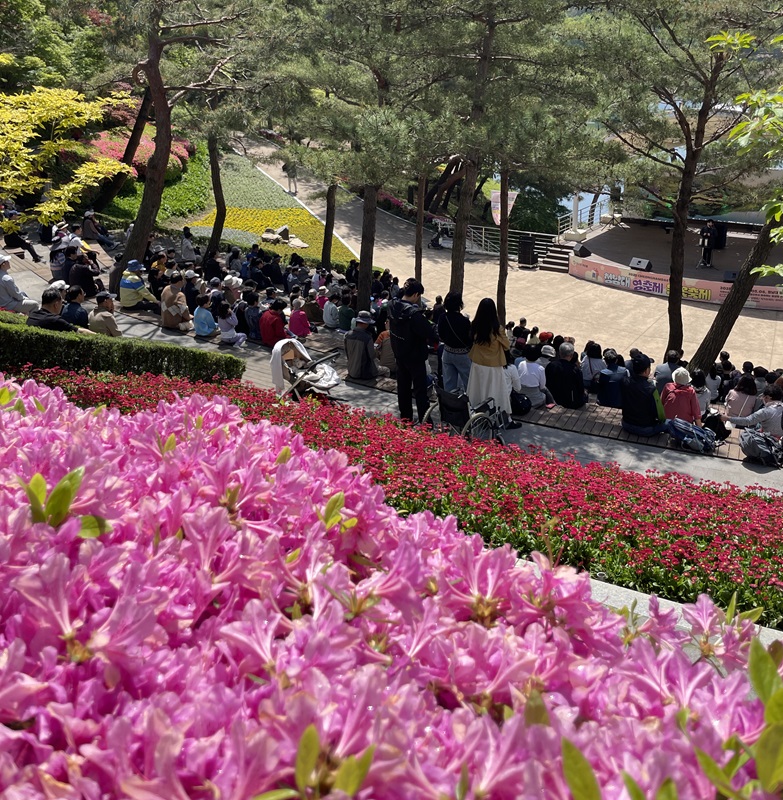 ▲ 청남대에서 열린 영춘제가 전국에서 찾아온 상춘객의 발길로 북적이고 있다.ⓒ충북도