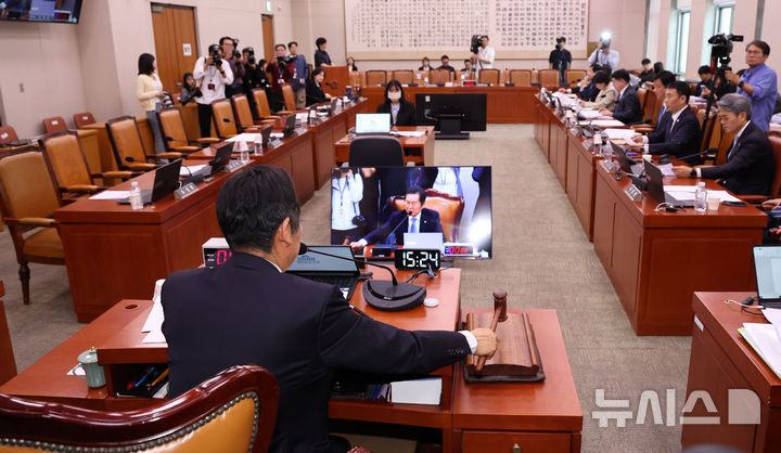 ▲ 7일 서울 여의도 국회에서 열린 법제사법위원회 전체회의에서 국민의힘 의원들이 퇴장한 가운데 정청래 법사위원장이 의사봉을 두드리고 있다. ⓒ뉴시스