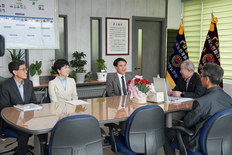 ▲ 김진태 강원특별자치도지사가 어버이날을 하루 앞두고 대한노인회 강원특별자치도 연합회 사무실을 방문해 어르신들께 존경과 감사의 뜻을 전했다. ⓒ강원특별자치도