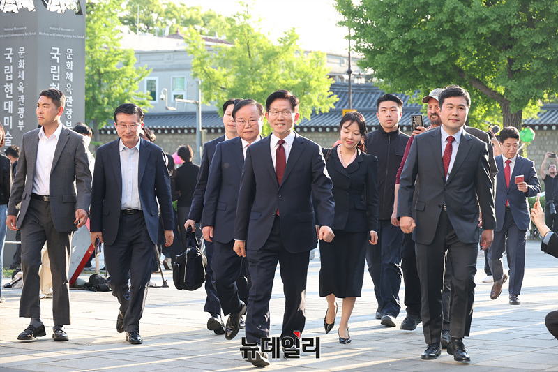 ▲ 김문수 국민의힘 대선 후보가 7일 서울 종로구 한 음식점에서 한덕수 무소속 대선 후보와 단일화 관련 논의를 위해 들어가고 있다. ⓒ서성진 기자