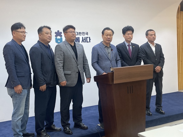 ▲ 이양섭 충북도의장과 이동우 의원(충북도의회 국민의힘 대표) 등 국민의힘 충북도의원들이 7일 김문수 대선 후보와 한덕수 무소속 예비후보 간 단일화를 촉구했다. 국민의힘 소속 도의원 26명은 이날 충북도청에서 기자회견을 열어 “지금의 분열된 경쟁은 결국 보수진영 전체의 패배로 이어질 수밖에 없다”며 “두 후보는 지금 당장 통합의 결단에 나서라”고 목소리를 높였다.ⓒ사진 충청타임즈