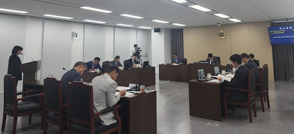 ▲ 충청광역연합의회 초광역 행정 산업위원회가 7일 제1차 회의에서 2025년 충청권 현안 사업 추진 상황을 보고받고 있다.ⓒ대전시