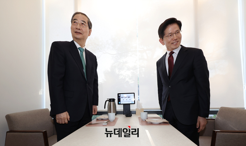 ▲ 김문수 국민의힘 대선 후보와 한덕수 무소속 대선 예비후보가 7일 오후 서울 종로구의 한 식당에서 후보 단일화 의제를 놓고 1시간 15분가량 회동을 진행했으나 별다른 진전 없이 끝났다. 두 후보는 대선 후보 등록 시한을 앞두고 단일화에 대한 논의를 진행했으나 입장차를 좁히지 못했다. 김 후보는 회동 후 기자들에게 “의미 있는 진척이 없었다”며 “(한 후보가) ‘모든 것은 당에 맡겼다’는 말을 반복적으로 했다”고 밝혔다.ⓒ정상윤 기자