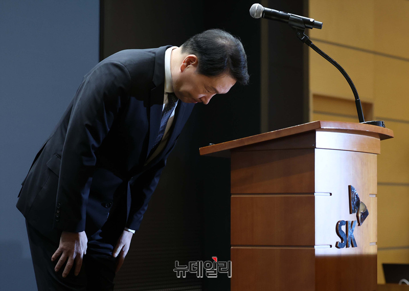 ▲ 최태원 SK그룹 회장이 7일 SK텔레콤 본사 수펙스홀에서 열린 일일 브리핑에 참석해 대국민 사과문을 발표하기에 앞서 고개 숙여 사과했다. 최 회장의 공식 사과는 해킹 사태가 발생한 이후 19일 만이다. 최 회장은 “최근 SK텔레콤 사이버 침해 사고로 고객분들께 불안과 불편을 초래했다”며 “SK그룹을 대표해서 사과드린다”고 말했다.ⓒ뉴데일리