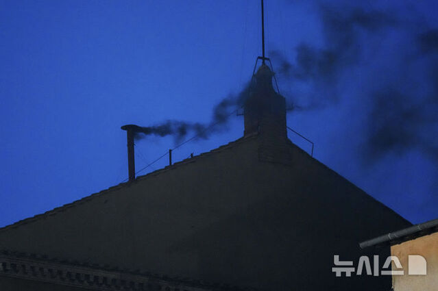 ▲ 7일(현지시각) 오후 9시경 바티칸 시스티나 성당 굴뚝에서 교황 선출 불발을 알리는 검은 연기가 피어오르고 있다. 출처=APⓒ뉴시스