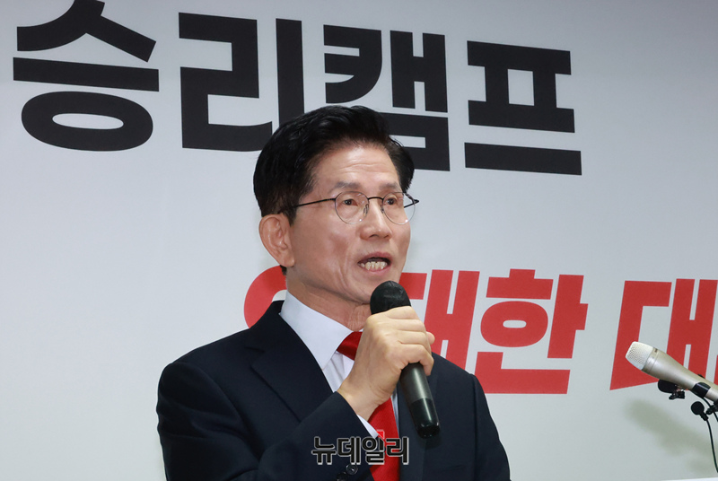 ▲ 김문수 국민의힘 대선후보가 8일 서울 여의도 선거캠프에서 긴급 기자회견을 하고 있다. ⓒ이종현 기자