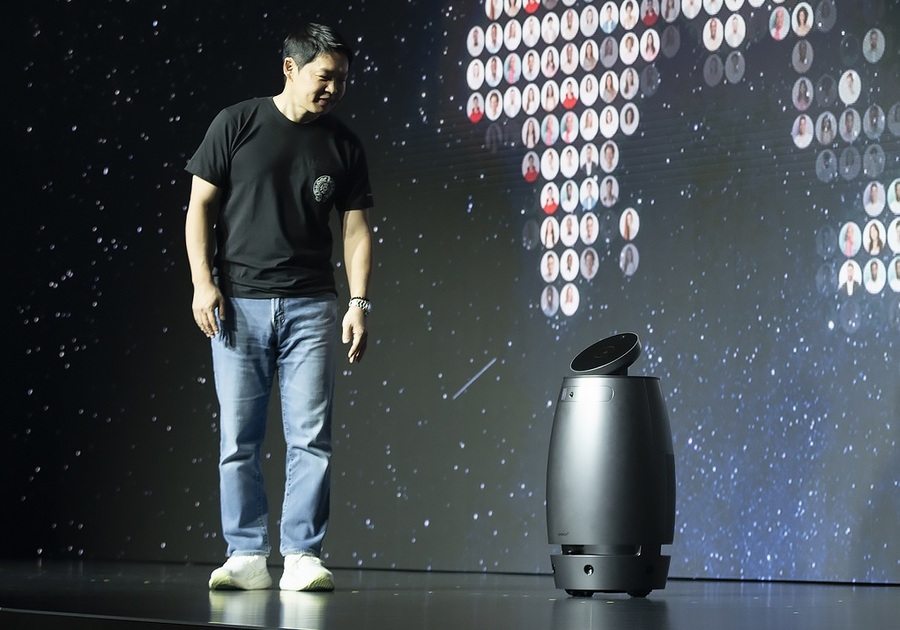 ▲ 최성환 SK네트웍스 사업총괄 사장 겸 나무엑스 EA(경영자문)가 지난달 23일 웰니스 로봇을 시연하고 있다. ⓒ