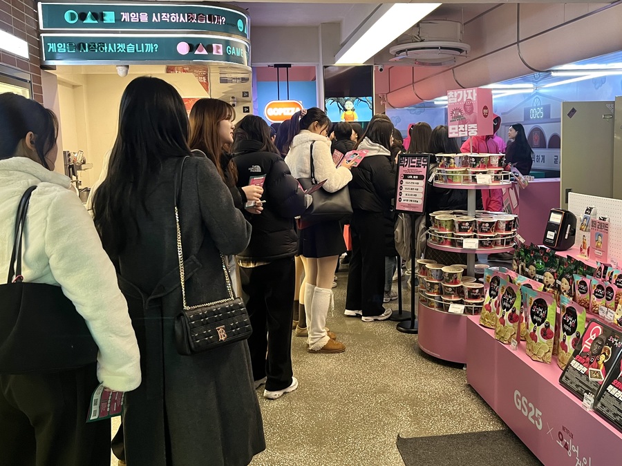 ▲ GS25 도어투성수 열린 오징어게임 팝업 현장 이미지. 오징어 게임 미션 참가를 위해 고객들이 줄을 서고 있다ⓒGS25