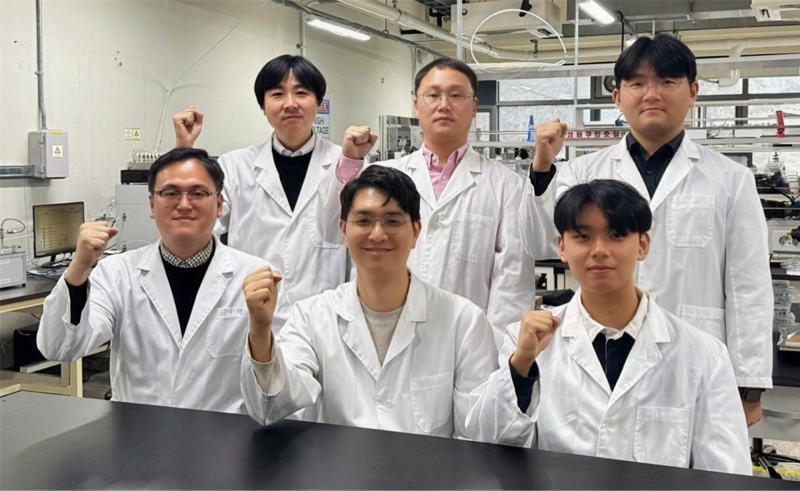 ▲ 참여 연구진 한국기술교육대학교 심영석(아래 왼쪽부터 반 시계방향) 교수, 한국화학연구원 조동휘 박사, 한국기술교육대학교 석사과정생 조윤행, 한국생산기술연구원 김동수·이칠형 박사, 상명대학교 AI모빌리티공학과 이광재 교수.ⓒ한기대