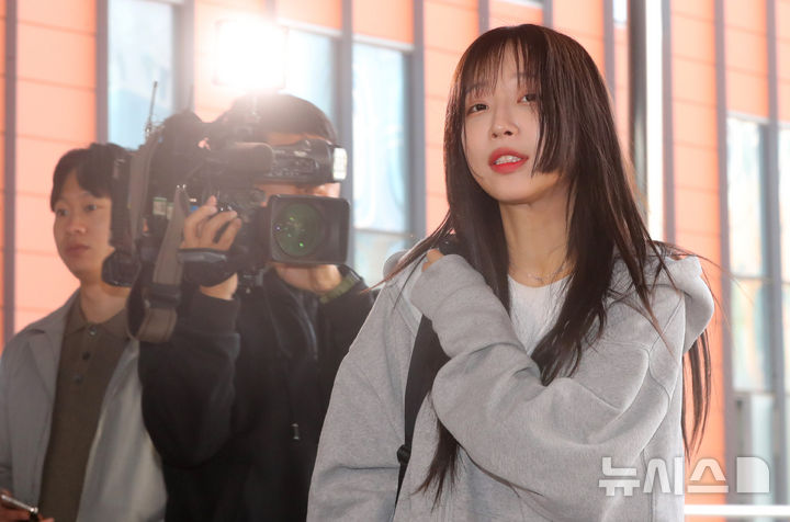 ▲ 유명 유튜버 쯔양(본명 박정원)이 8일 오전 김세의 가로세로연구소(가세연) 대표 고소 관련 고소인 조사를 받기 위해 서울 강남구 강남경찰서로 출석하고 있다. 2025.05.08. ⓒ뉴시스