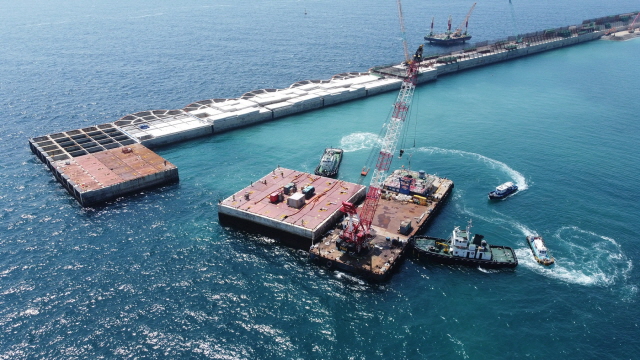 ▲ 포항 영일만에서 울릉공항 건설현장으로 케이슨을 운송중인 모습. ⓒDL이앤씨