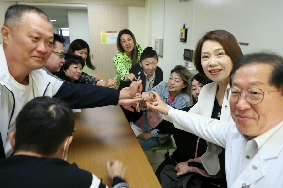 ▲ 이연희 충남도의회 의원(오른쪽 두번째)이 7일 서산의료원을 찾아 ‘2025 다문화 고려인 건강검진 지원사업’에 참여한 다문화·고려인 가족과 의료진을 만나 이야기를 나누고 있다.ⓒ충남도