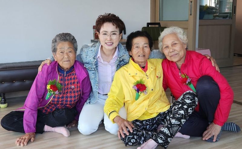 ▲ 충남 논산시가 제52회 어버이날을 맞아 8일 어르신 가정을 방문해 카네이션을 달아준 뒤 기념사진을 찍고 있다.ⓒ논산시