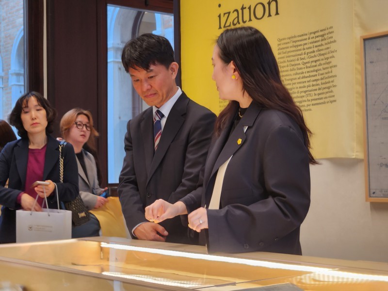 ▲ 용호성 문체부 제1차관이 7일(현지시각) 이탈리아에서 열린 '이 땅에 숨 쉬는 모든 것을 위하여: 정영선과 협업자들' 전시를 보고 있다.ⓒ문체부