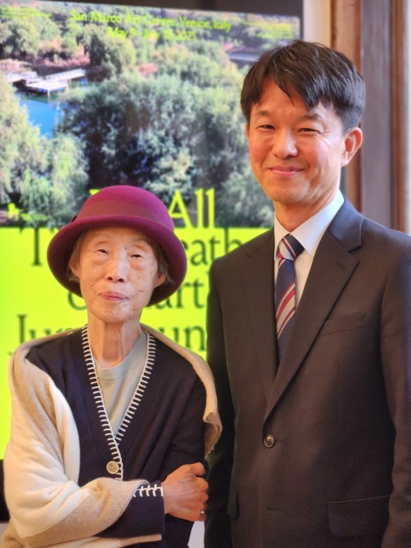 ▲ 용호성 문체부 제1차관이 7일(현지시각) 이탈리아에서 열린 이 땅에 숨 쉬는 모든 것을 위하여: 정영선과 협업자들' 전시 개막식에 참석해 정영선 작가와 인사를 나누고 있다.ⓒ문체부