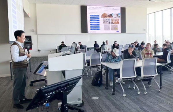 ▲ 국립공주대학교 기계자동차공학과 이동경 교수가 최근 미국 네브래스카-링컨대학교(UNL)를 방문해 학생들을 대상으로 '레이저 기반 제조 기술과 그 산업 적용'을 주제로 강연을 하고 있다.ⓒ국립공주대